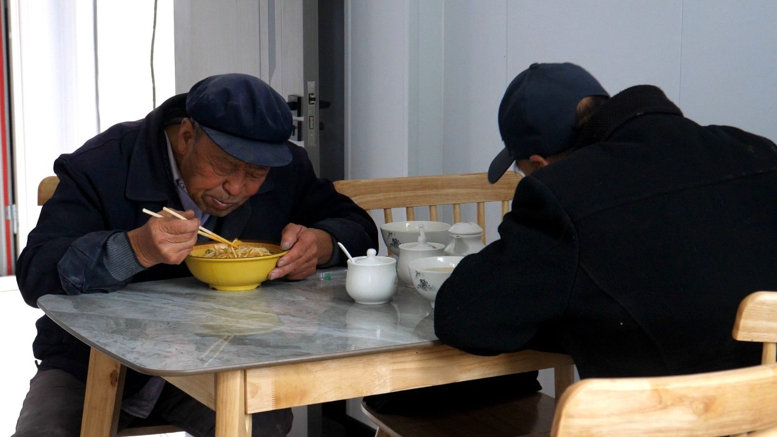 宁县中村镇平定村的几位老人正在村上的“百姓餐厅”用餐