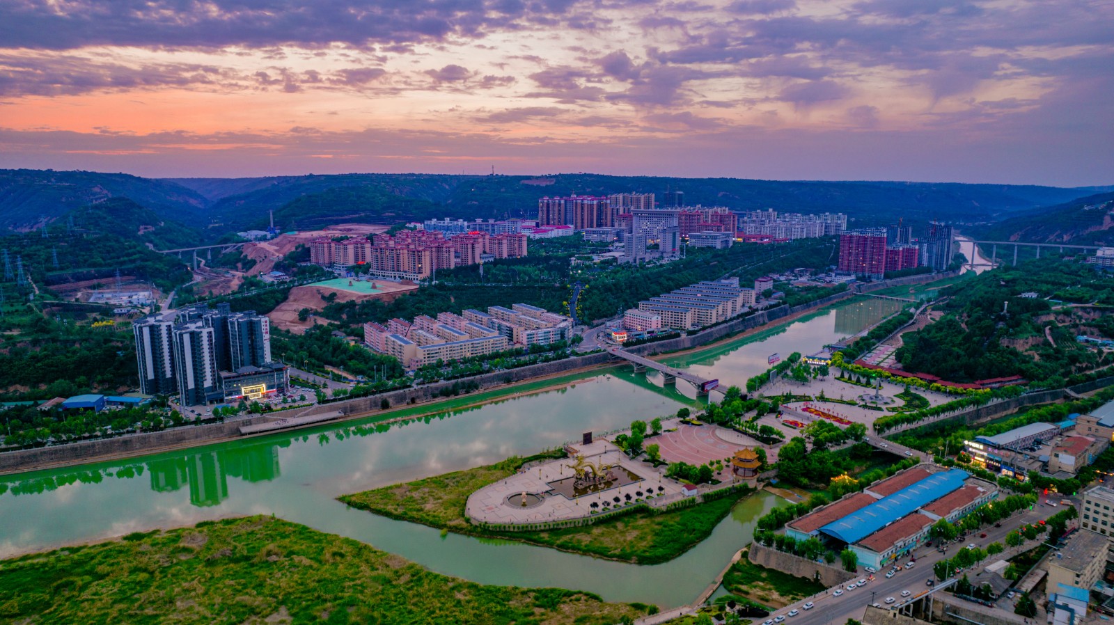 宁县县城三江两岸傍晚风景旖旎