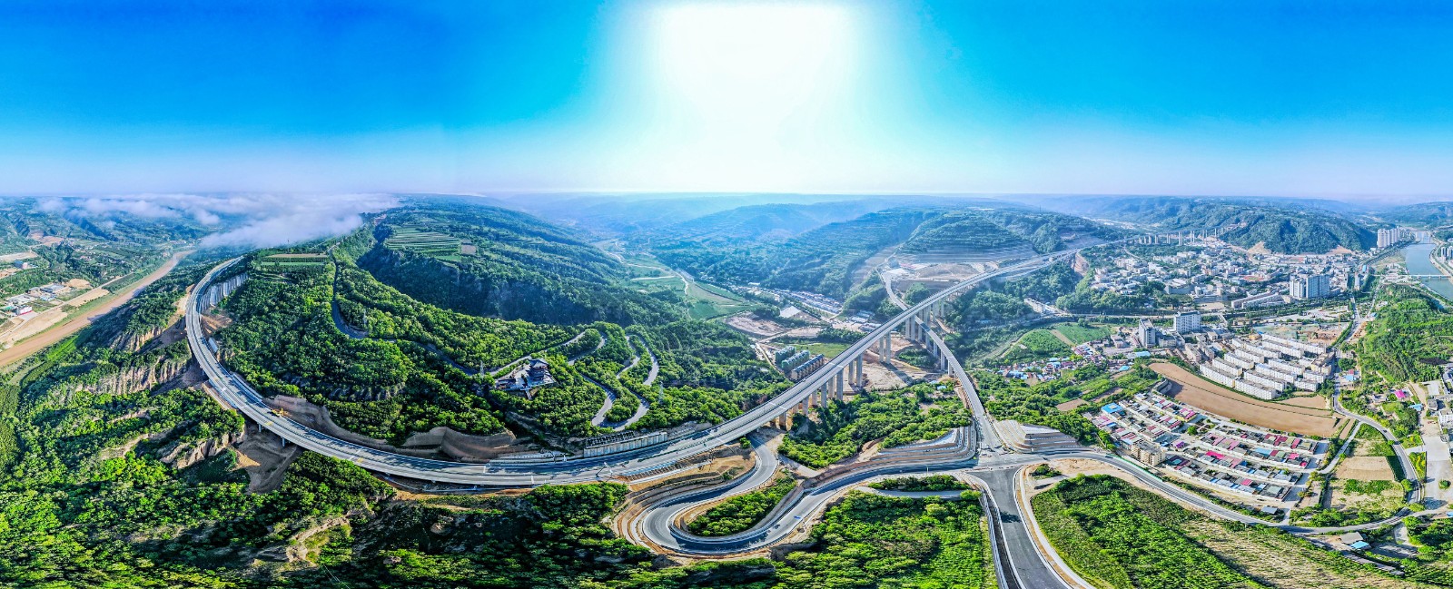甜永高速穿境而过。邵建设摄