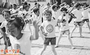 宁县早胜小学小学生在参加体操比赛