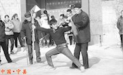 老艺人指导新人社火动作要领