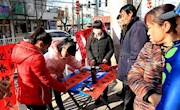 学生街头卖春联只为给父亲买年货