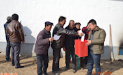 选民在流动票箱投票