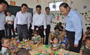 李鹏飞与建档立卡贫困留守儿童共度“六一”国际儿童节