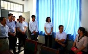 闫晓峰看望和盛小学舍身挡车护学生女教师杨雪