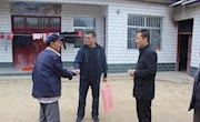 陈渝深入联系贫困村走访贫困户