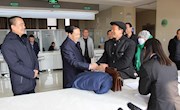 李鹏飞节后看望慰问县政务服务中心干部职工