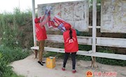 【文明实践  你我同行】春荣镇：清理“小广告”  志愿者在行动