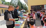 宁县县委办公室联合庆阳鑫圆工程有限公司在瓦窑村小学举行爱心捐助活动