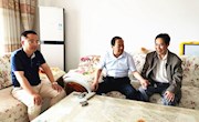 李鹏飞到新宁镇走访慰问生活困难党员