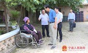 何鹏程慰问困难老党员及离退休老干部