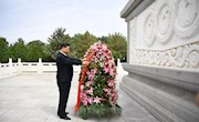 习近平向中国工农红军西路军革命先烈敬献花篮