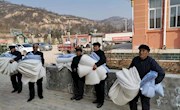 春荣镇为分散特困供养人员发放过冬生活用品