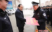 李鹏飞看望慰问公安干警和孤寡老人