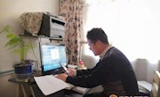 庆阳宁县教师夫妻捕捉一线感人事迹线上传递正能量