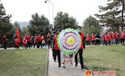 宁县各界志愿者自发祭扫烈士陵园