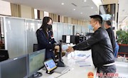 爱心企业慰问县政务服务大厅工作人员