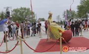 大唐不倒翁表演吸引大量游客前来观看