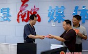 何鹏程慰问抗疫一线新闻工作人员
