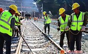 西银客专全线钢轨铺通 甘宁段与陕西段接轨，为国内一次性建成里程最长的有砟客运专线 