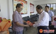 李鹏飞看望慰问教师代表  