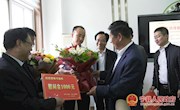 侯昌明看望慰问教师 向全县广大教师教育工作者致以节日的问候