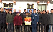 喜报送军属 尊崇暖人心