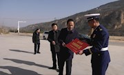李鹏飞走访慰问宁县公安干警、驻宁武警官兵、消防指战员和一线工作人员　　