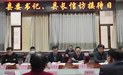 姚德学接待来访群众