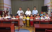侯昌明慰问少年儿童