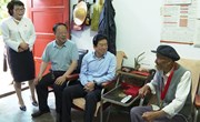 梁世刚慰问宁县老党员并颁发“光荣在党50年”纪念章