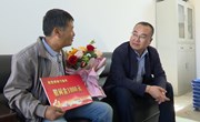 王超慰问优秀困难教师
