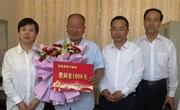 石芳慰问家庭生活困难教师