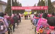 宁县公安交警在平子镇半坡小学与师生家长共上“交通安全开学第一课”