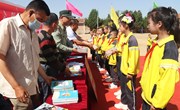 宁县人武部在盘克镇潘村小学开展庆“六一”爱心助学捐赠活动