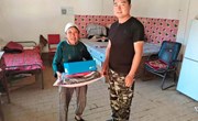 新庄镇为特困供养人员发放衣服等生活物资