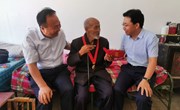 常文洲“七一”前夕到春荣镇慰问困难党员