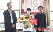 李晓刚走访慰问困难教师和优秀教师