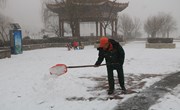 宁县城管：清理积雪保安全 城管闻令在行动