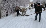 和盛镇：党员干部齐上阵 扫雪除冰保出行
