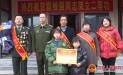 张川江为荣立二等功现役军人及家属送喜报