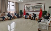 冯毅与新冻力生物科技（江苏）有限公司董事长陈炳龙一行座谈