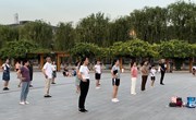 广场舞点亮居民“夜”生活