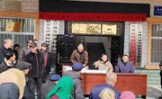李永琪为乡亲捐赠老花镜200副