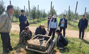 省农机推广总站来宁县指导果园割草机器人试验推广工作