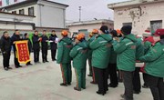送水解困暖人心 住户感恩送锦旗