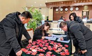 出席政协宁县第十届委员会第四次会议的委员向大会报到