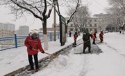宁县环卫工人积极清雪保畅通