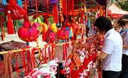 宁县：端午临近 香包市场走俏