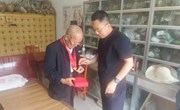 中村镇为老党员颁发“光荣在党50年”纪念章